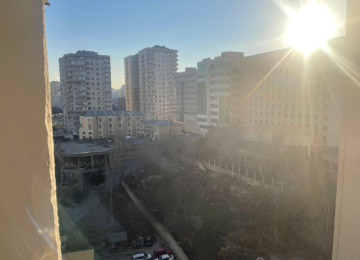 Binanın heyetinde bağça park müxtelif iaişe obyektleri var