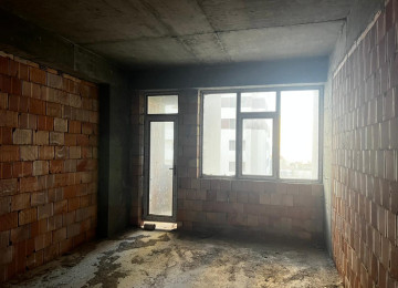 Binanın heyetinde bağça park müxtelif iaişe obyektleri var