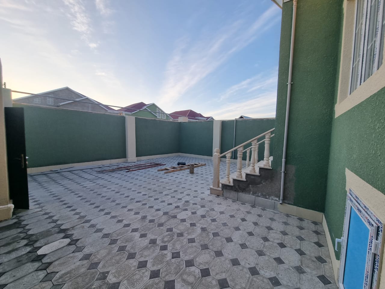 Zabrat Mehemmedli yoli şeher yoluna yaxin 2 sotda 130kvm.4