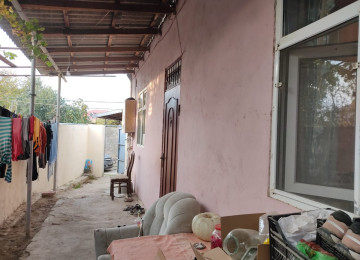 Zabrat qesebesinde paliklinika yaninda,marşurut yoluna