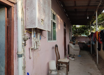 Zabrat qesebesinde paliklinika yaninda,marşurut yoluna