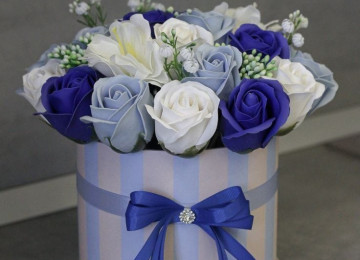 Buket gul sebetleri hec vaxt solmayan,tam tebii gorunuslu