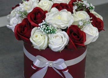 Buket gul sebetleri hec vaxt solmayan,tam tebii gorunuslu