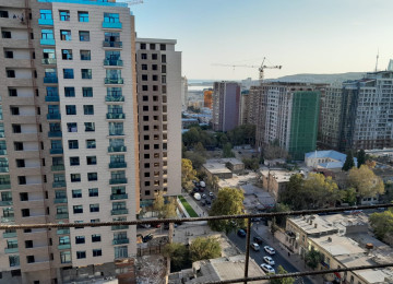 Şəhərin mərkəzində Nəsimi rayonu 28 may metrosunun yanında