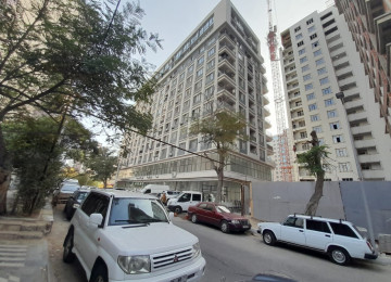 Şəhərin mərkəzində Nəsimi rayonu 28 may metrosunun yanında