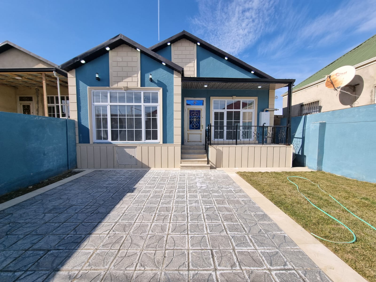 Maştaga ARAZ marketin yani 2 sotda 120 kvm.4 otaqli