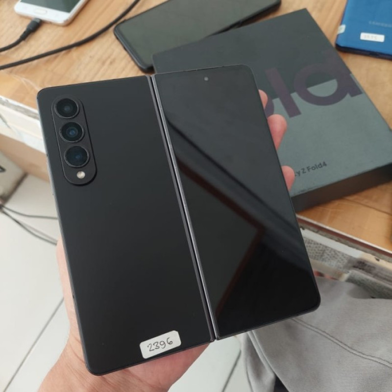 Z fold 4 Salam.Telefon ideal veziyyetdedir.ust terfi ve ic terefi