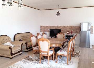 Buzovna qəsəbəsi, Aida parkın yaxınlığında, əsas yoldan 200