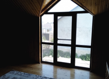 Buzovna qəsəbəsi, Aida parkın yaxınlığında, əsas yoldan 200