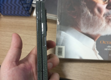 Salam.Telefon ideal veziyyetdedir.ust terfi ve ic terefi