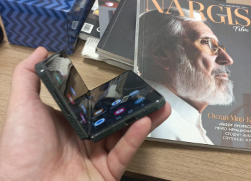 Salam.Telefon ideal veziyyetdedir.ust terfi ve ic terefi