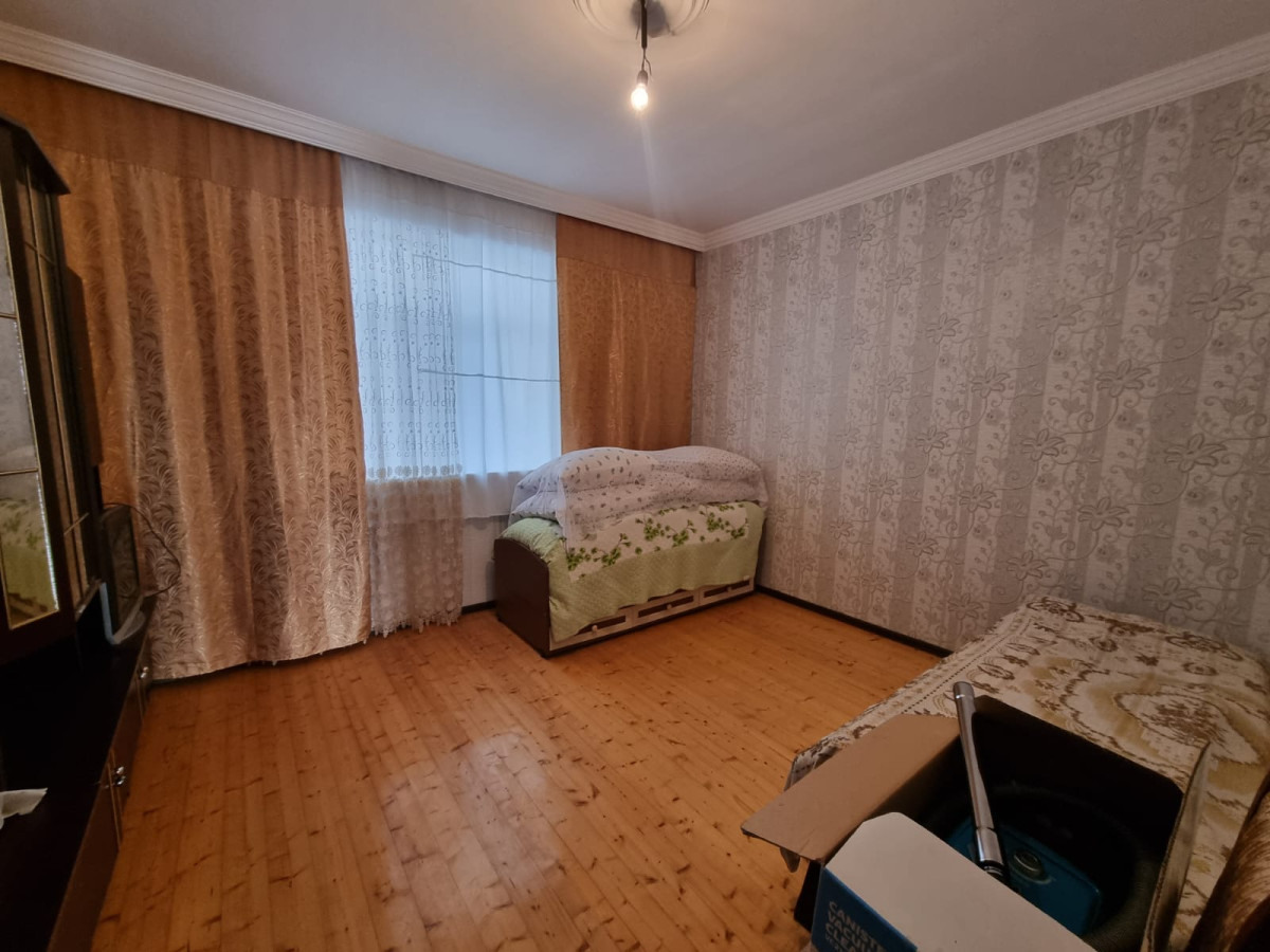 heyet evi Ramani qes.merkezde marsruta 100 metr 3 sotda 135kvm.sahesi