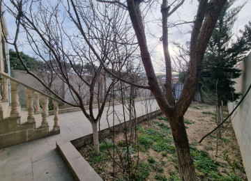 Ramani qes.merkezde marsruta 100 metr 3 sotda 135kvm.sahesi