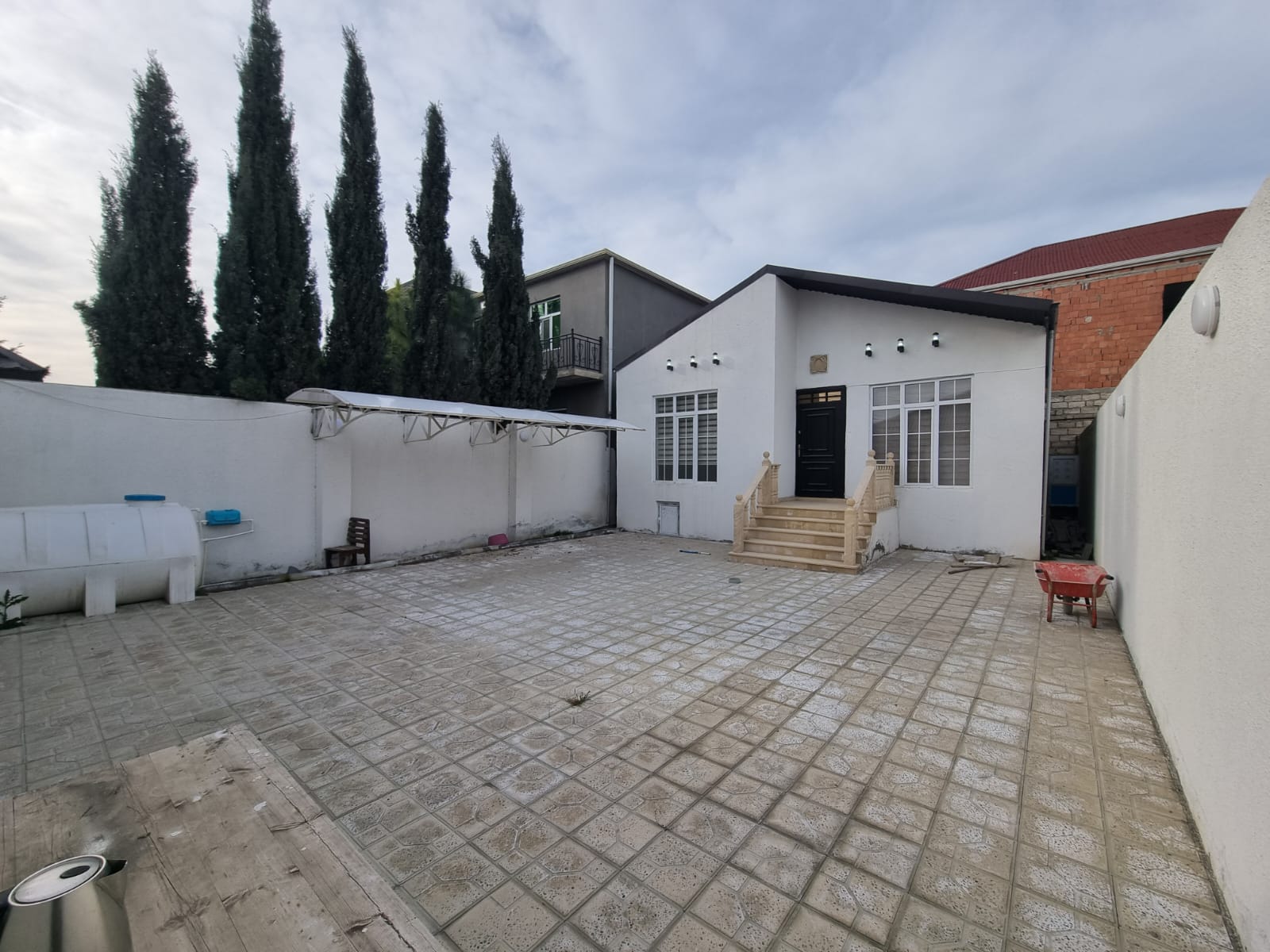 Ramana qesebesinde tam merkez yerde esas yola lap yaxin