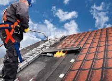 Yüksək ixtisaslı dam örtüyü ustası tol və rubroidlə ev,