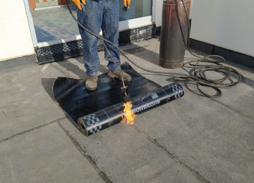 Yüksək ixtisaslı dam örtüyü ustası tol və rubroidlə ev,