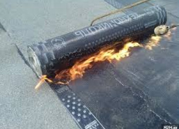 Yüksək ixtisaslı dam örtüyü ustası tol və rubroidlə ev,