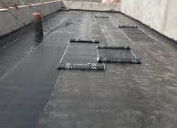 Yüksək ixtisaslı dam örtüyü ustası tol və rubroidlə ev,