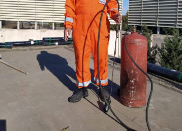 Yüksək ixtisaslı dam örtüyü ustası tol və rubroidlə ev,