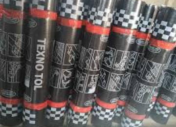 Yüksək ixtisaslı dam örtüyü ustası tol və rubroidlə ev,