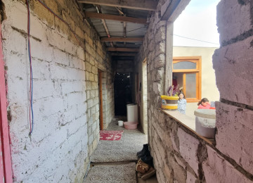 Ramana qəsəbəsində marşurut yolunda 1sotda 2 otaqlı ev