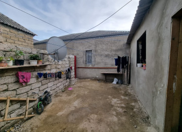 Ramana qəsəbəsində marşurut yolunda 1sotda 2 otaqlı ev