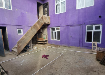 Ramana qesebesinde 22 sayli mektebe yaxin,marsurut yolunda