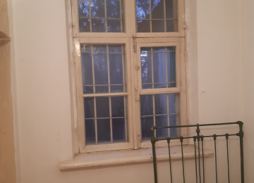 Bütün kommunal şəraiti var. 3-cü mərtəbədə yerləşir. Qara