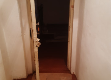 Bütün kommunal şəraiti var. 3-cü mərtəbədə yerləşir. Qara