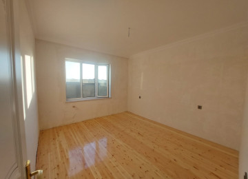 Bine Qesebesi Mexmere Cay Evinin Yaxinligi.Asfalt Yolda