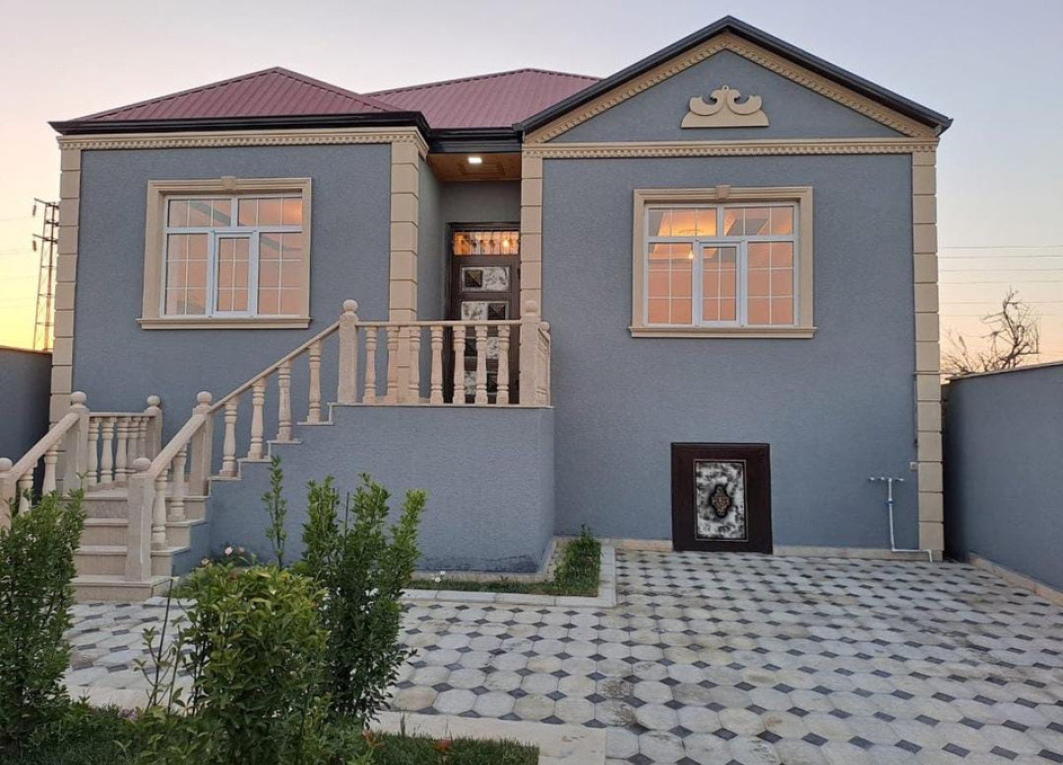 Bine atciliq Zirve marketin yani Xezer rayon Bine atciliqda Zirve marketin yaninda yolun