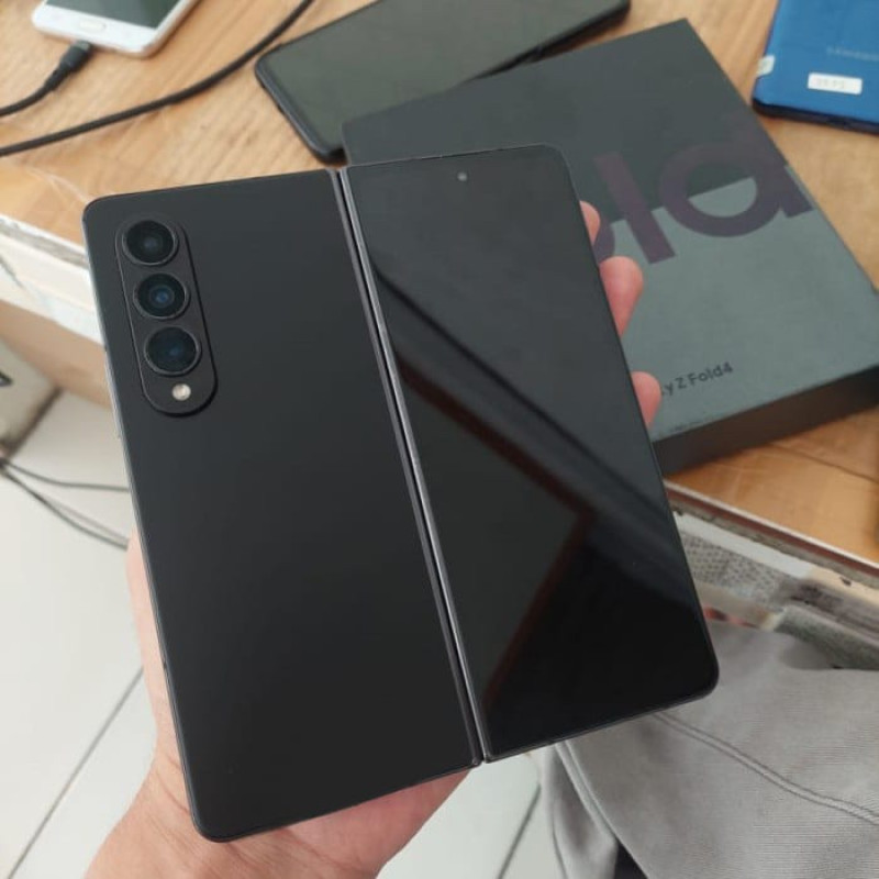 z fold 4 Salam.Telefon ideal veziyyetdedir.ust terefi ve ic terefi