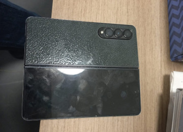 Salam.Telefon ideal veziyyetdedir.ust terefi ve ic terefi