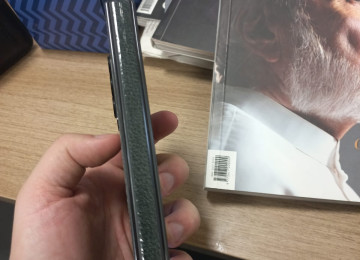 Salam.Telefon ideal veziyyetdedir.ust terefi ve ic terefi