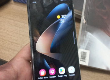 Salam.Telefon ideal veziyyetdedir.ust terefi ve ic terefi