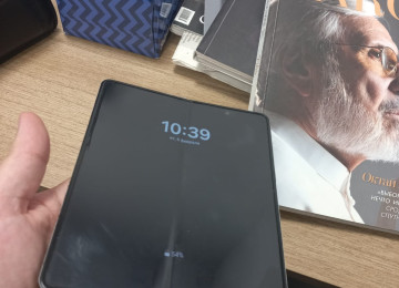 Salam.Telefon ideal veziyyetdedir.ust terefi ve ic terefi