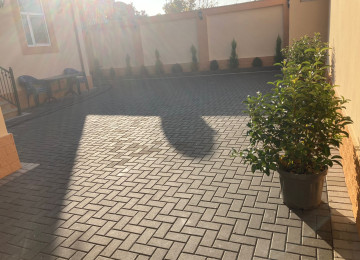 Xətai rayon NZS qəsəbəsində, düz dörd yolda yolun üstündə