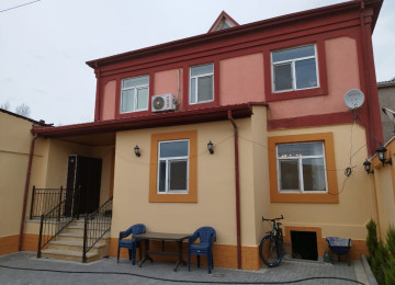 Xətai rayon NZS qəsəbəsində, düz dörd yolda yolun üstündə