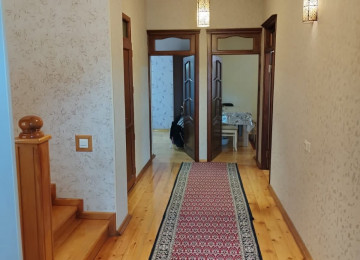 Xətai rayon NZS qəsəbəsində, düz dörd yolda yolun üstündə