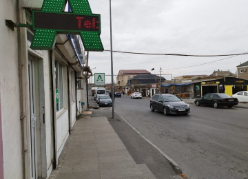 Xətai rayon NZS qəsəbəsində, düz dörd yolda yolun üstündə