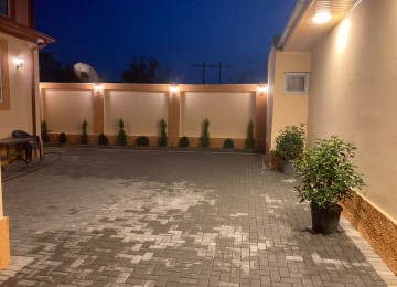 Xətai rayon NZS qəsəbəsində, düz dörd yolda yolun üstündə