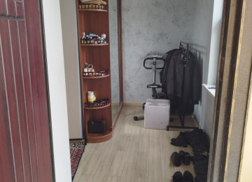 Xətai rayon NZS qəsəbəsində, düz dörd yolda yolun üstündə