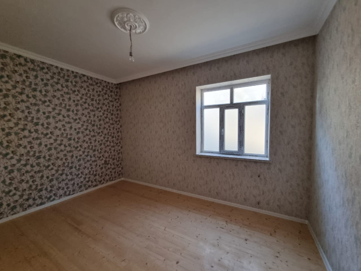 Heyet evi Zabrat 1 , araz marketin yaxinliginda. 118 b maşrut yolun
