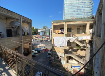 Şəhərin mərkəzində 28 may metrosu (LC Waikiki) ilə üz bə üz