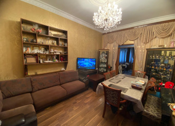 Şəhərin mərkəzində 28 may metrosu (LC Waikiki) ilə üz bə üz