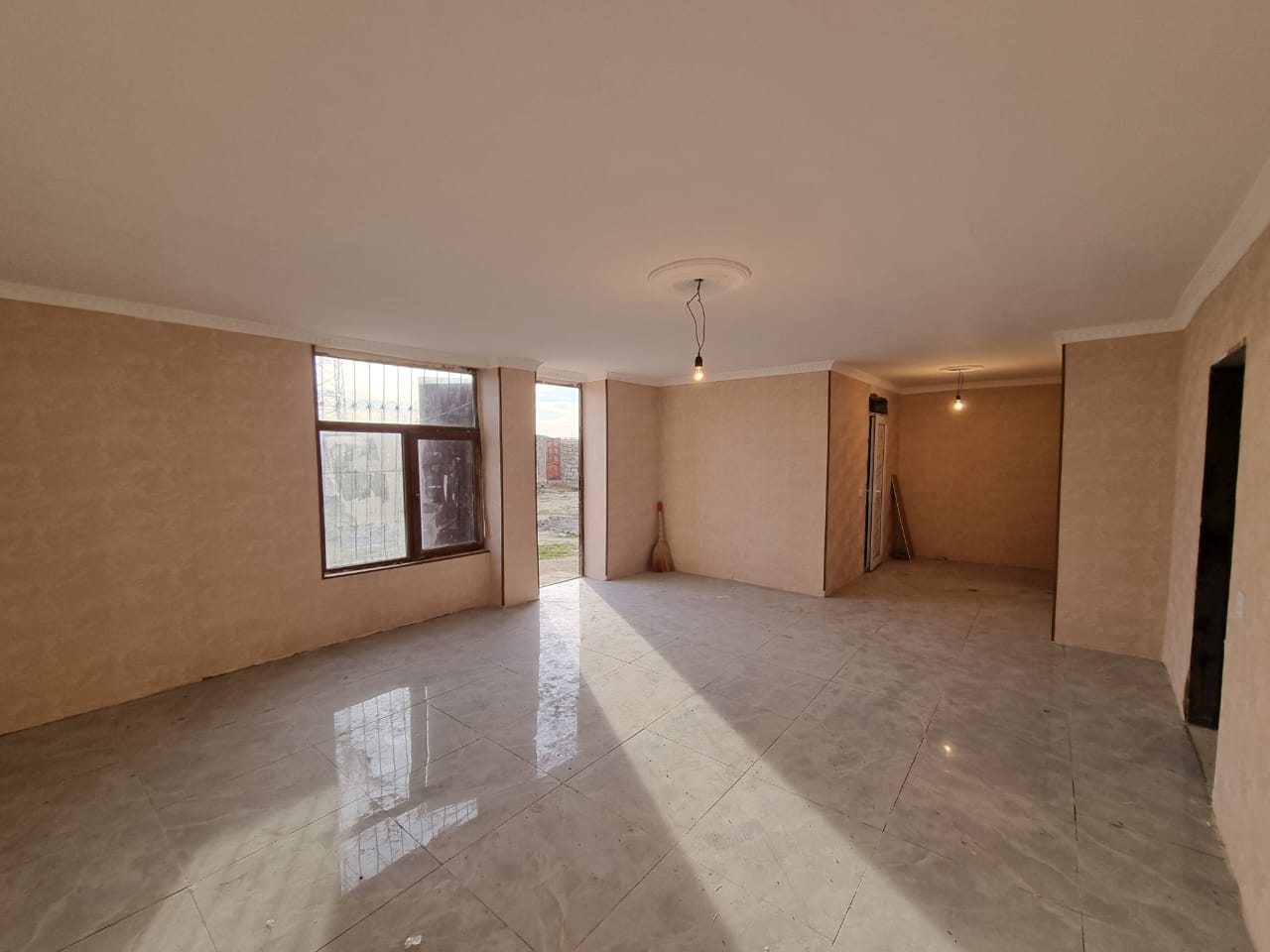 Ramana qesebesinde 2sotda ev satılır.Marşurut yolundan 500