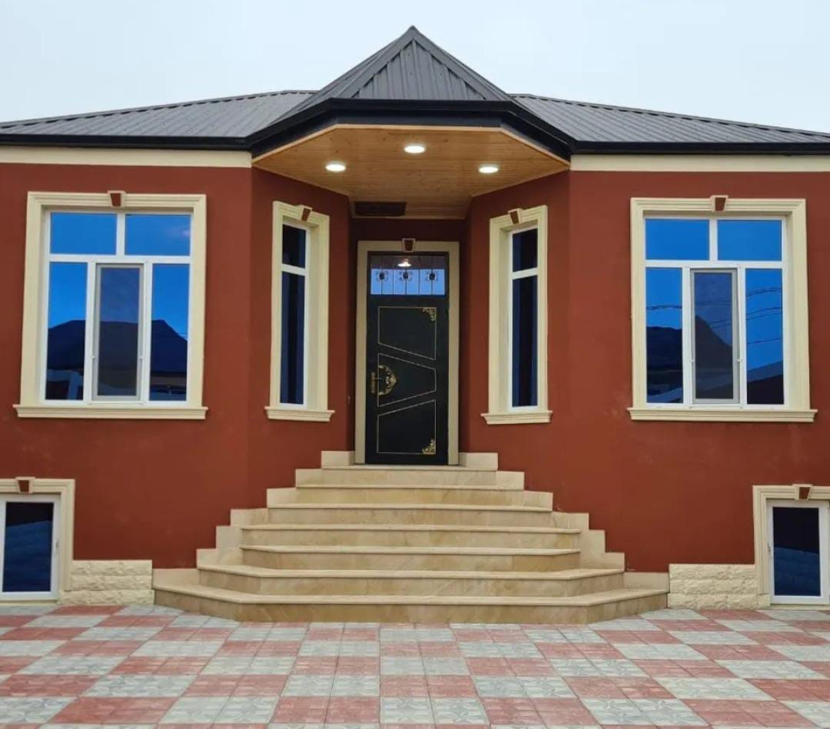 Heyet evi Suraxanı rayonu Hövsan qes. maşın bazarın arxasında 2 sotun