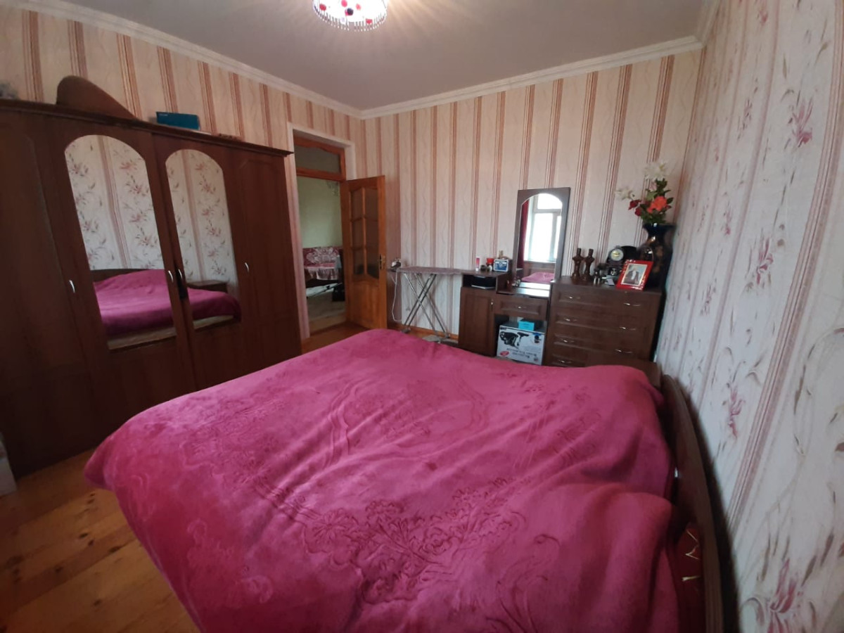 HEYET EVI İPOTEKAYA YARARLİ EV SATİLİR! Zabrat qes.Araz markete 200