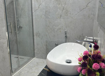 Tibb Universitetinin yanında 3 otaqlı 106 kv yüksək təmirli