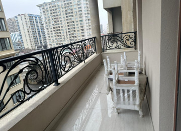 Tibb Universitetinin yanında 3 otaqlı 106 kv yüksək təmirli